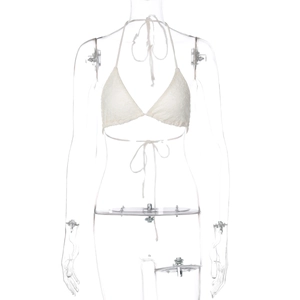 Détail d'un body en dentelle blanche avec décolleté bénitier et design en maille ajourée