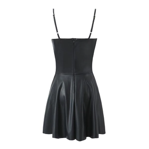 Vestido corto chic en cuero sintético negro con tirantes finos y silueta plisada en A