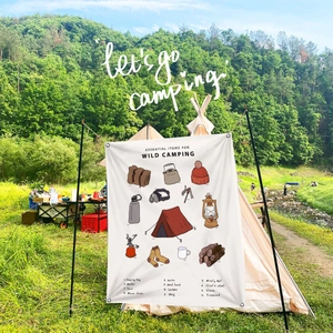 Vue détaillée de la tapisserie de camping avec illustrations d'équipements dessinées à la main