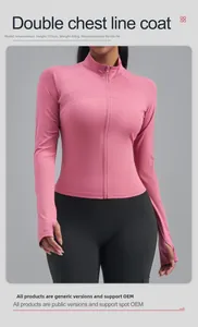 Détail de la veste de sport rose zippée avec passe-pouces et doubles coutures poitrine