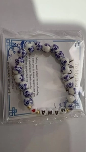 Perle in ceramica a fiori blu e perle con lettere MAMA su biglietto regalo mamma