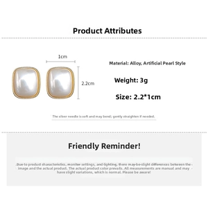 Vue détaillée des boucles d'oreilles perles avec dimensions 2,2x1cm et alliage doré
