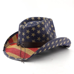 Détail d'un chapeau de cowboy en paille avec motif étoiles et ruban en cuir brun