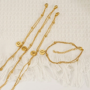 Bracelets double couche en acier plaqué or avec pendentifs lettres A-D et perles