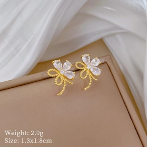 Detailansicht goldener Blumenohrringe mit Zirkon-Kristallen und Größen-Gewichts-Labels