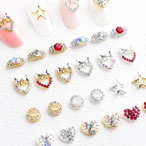 Kit de décorations pour ongles style japonais avec cœurs et nœuds sur fond blanc
