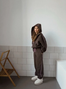 Survêtement marron foncé pour femme avec capuche zippée et détails de rayures roses