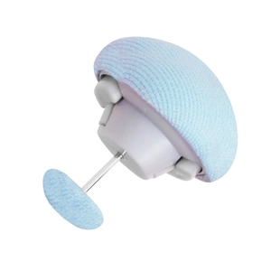 Blauwe gebreide paddestoel dekbedclips met antislipnaalden voor lakenbevestiging