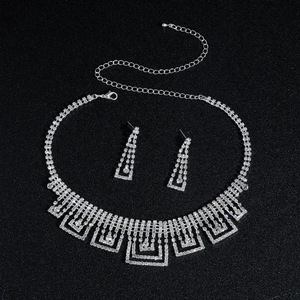 Parure de bijoux de mariée élégante avec collier à franges en strass et boucles d'oreilles