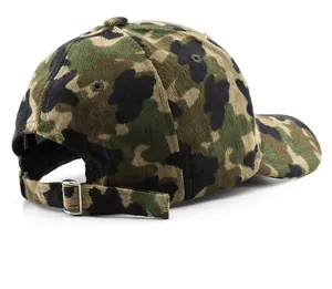 Dettaglio del cappello camouflage in velluto a coste con fibbia regolabile e cuciture