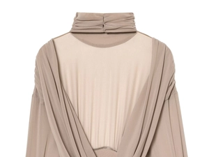 Dettaglio di un body in chiffon kaki con collo alto e schiena scoperta trasparente
