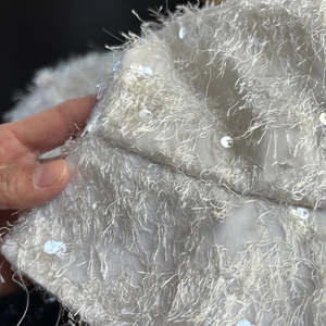 Béret chic blanc crème avec paillettes argentées et texture douce à franges de plumes