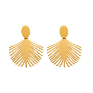 Detailansicht goldener Edelstahl-Ohrringe in Blattform mit Größenangaben 4cm Höhe und 3,2cm Breite
