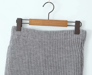 Détail de la texture en maille grise avec motif à côtes fines sur la jupe taille haute