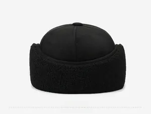 Detailweergave achterkant van de Miki-hoed met zwarte sherpa fleece en afwerking