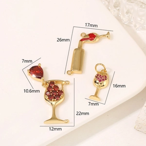 Détails macro des pendentifs verre et bouteille de vin avec zircons rouges et tailles