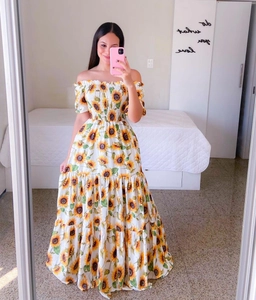 Détail de la robe d'été à fleurs de tournesol avec col bardot et jupe à plusieurs niveaux