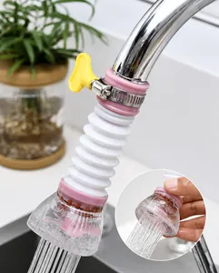 Dettaglio del filtro per rubinetto rosa con tubo flessibile e sfere di filtraggio