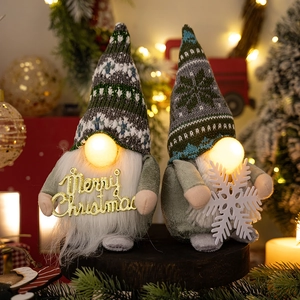 Set mit zwei leuchtenden Weihnachtswichteln mit Merry Christmas Schild und Deko