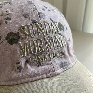 Casquette de baseball fleurie respirante avec broderie et visière incurvée beige