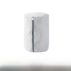 Macro detail of white cylindrical mesh laundry bag with grey zipper, size 22x33cm