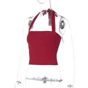 Détail d'un haut tube rouge à licou montrant le lien à l'arrière sur un mannequin transparent