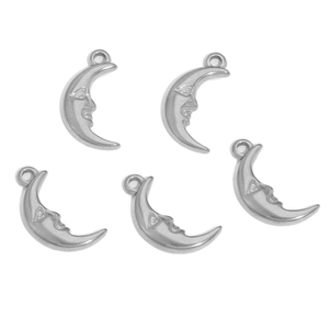 Dettaglio di cinque ciondoli a luna in acciaio inossidabile argento con rilievi su bianco