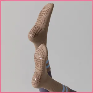 Chaussettes de yoga antidérapantes kaki avec rayures bleues et grip silicone en nid d'abeille
