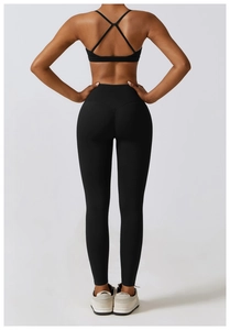 Détail de la brassière noire dos croisé et du legging de yoga taille haute