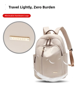 Mochila ligera de nailon crema con asas de cuero y plumas flotantes decorativas