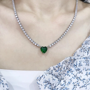 Luxe zilveren tennis ketting met sprankelende groene hart hanger op het sleutelbeen