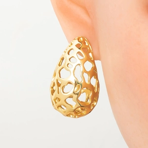 Fashionable 18K gold teardrop earrings featuring an intricate hollowed-out vintage design
