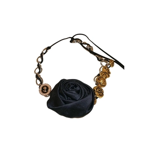 Collana girocollo elegante con rosa di raso nero e maglie di catena in metallo dorato