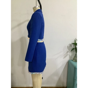 Detail eines navyblauen Zweiteilers mit bunten Pailletten an Blazer und kurzem Minirock