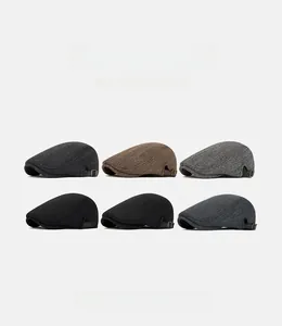 Dettaglio delle sei varianti di colore e della trama in tweed dei berretti piatti