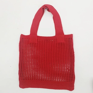 Borsa tote rossa in maglia con design traforato a rete per uno stile estivo chic