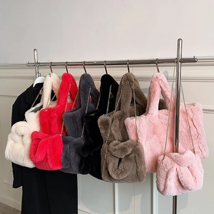 Sacs cabas en peluche avec chaîne dorée et nœud décoratif en six coloris
