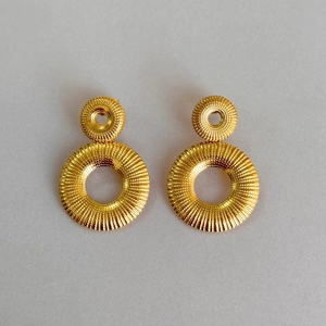 Vintage 18k gold plated ribbed double hoop earrings with radiant texture on grey background