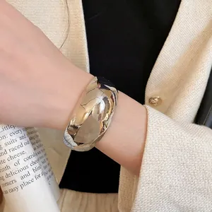 Bracelet manchette large doré minimaliste avec une finition miroir pour femmes