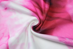 Macro-opname van roze en witte tie-dye stretch gebreide stof en de valling