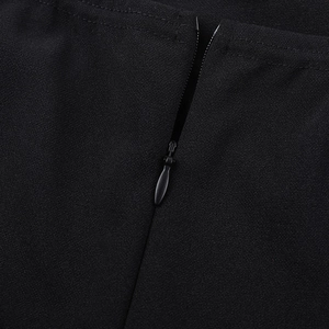 Vue macro de la fermeture éclair invisible et de la texture du tissu de la robe noire