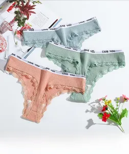 Vue détaillée d'un lot de tangas en coton avec ceinture LOVE YOU et dentelle fine