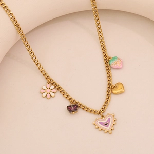 Primo piano della collana a catena dorata con ciondoli smaltati colorati a forma di fiori e cuori