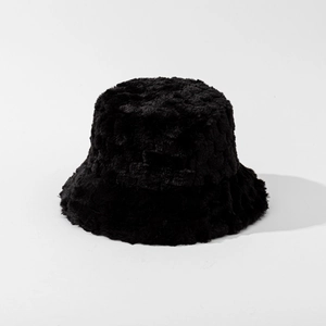 Gros plan sur la texture pelucheuse et la fourrure synthétique douce du bob noir