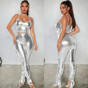 Silbernes zweiteiliges Set mit Crop-Top-Camisole und Schlaghose mit Metallic-Effekt