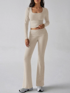Détail d'un ensemble beige haut court à manches longues et pantalon de yoga évasé