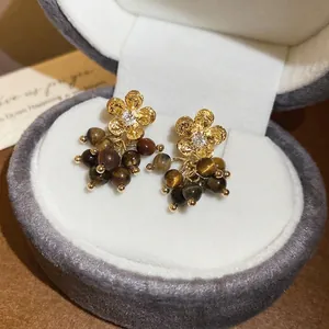 Orecchini a fiore dorati con nappe in occhio di tigre e zircone centrale brillante