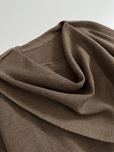 Detailansicht der braunen Feinstrickjacke mit weichem drapiertem Kragen und Textur
