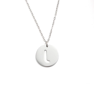 Gros plan d'un collier en acier inoxydable argenté avec pendentif rond lettre L ajouré