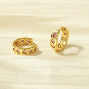 Vue détaillée de créole plaquée or 18 carats avec zircone rose en forme de cœur